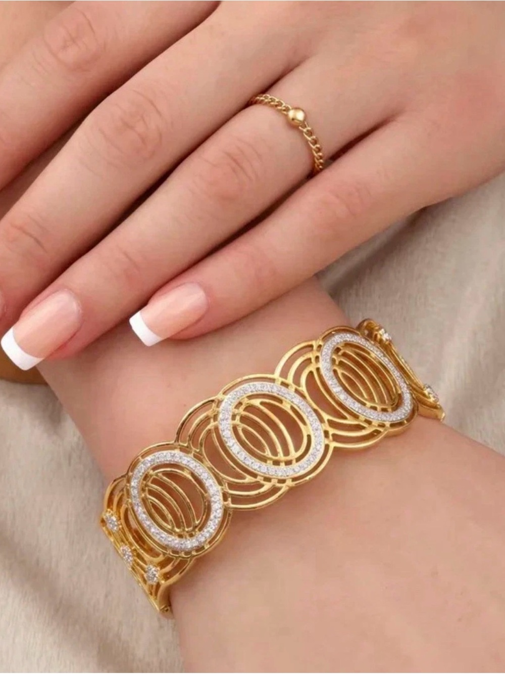 Elegant Gold Circular Link Bracelet - Women Jewelry
